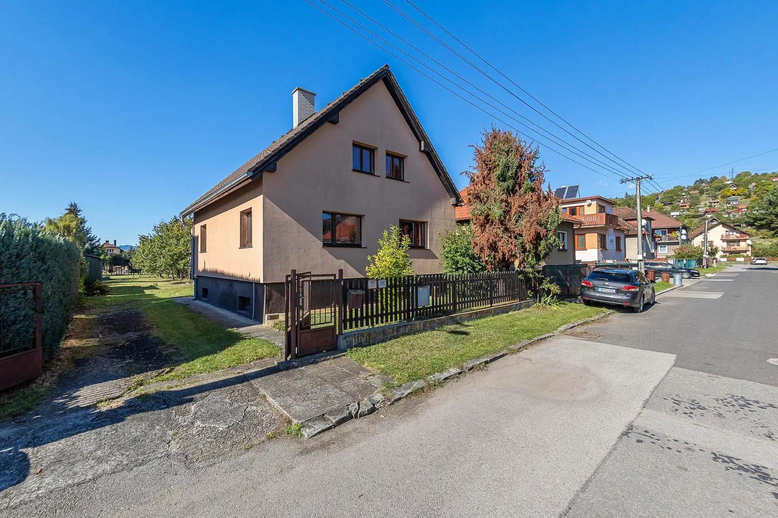 Bývanie aj podnikanie na jednej adrese: 5i rodinný dom + 1i byt + priestor na salón, ateliér, ordináciu...