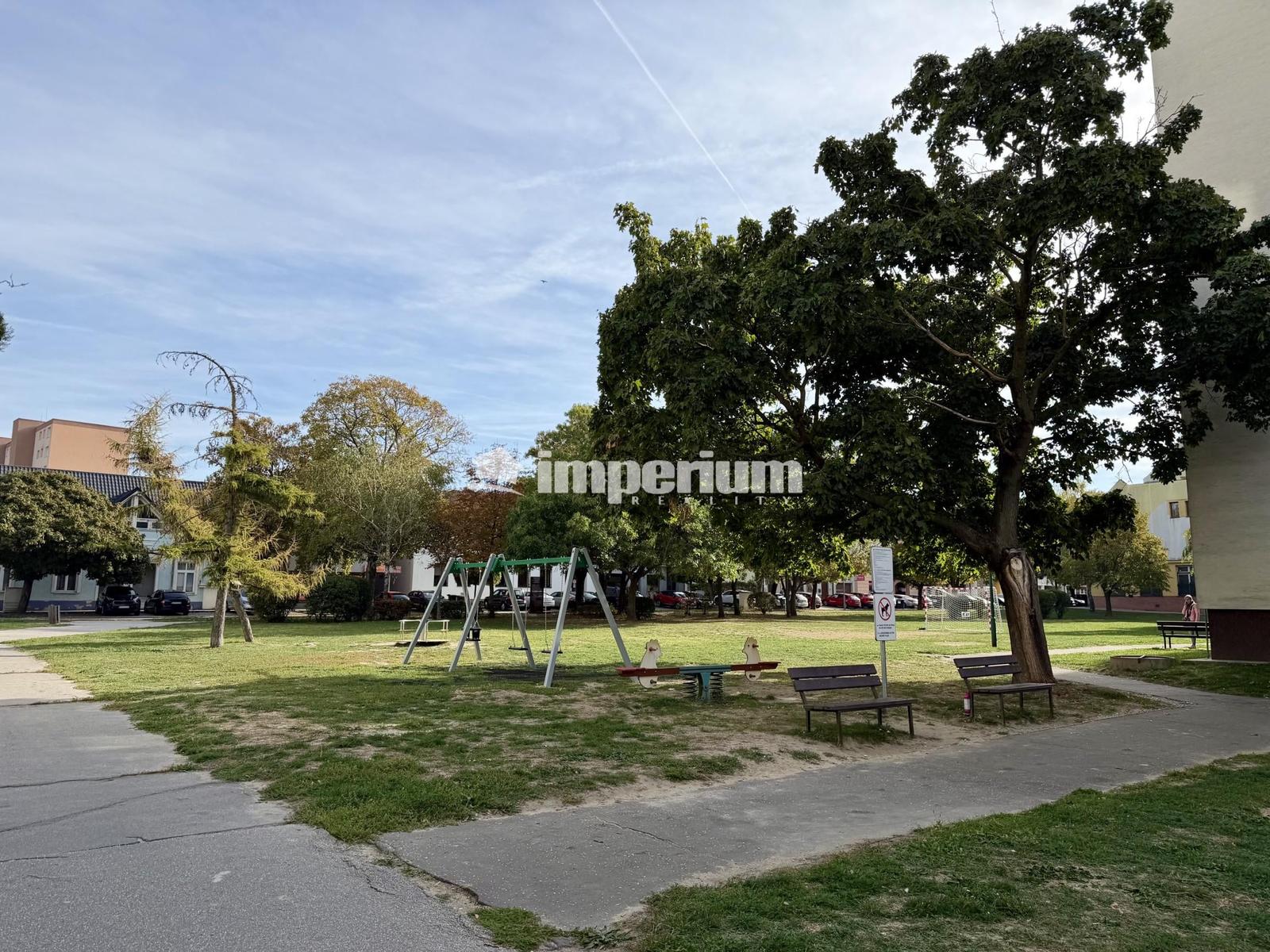 VEĽKOMETRÁŽNY 2-IZBOVÝ BYT V ÚPLNOM CENTRE ŠAMORÍNA | 65,58 m² | ZASKLENÝ BALKÓN – fotka 2