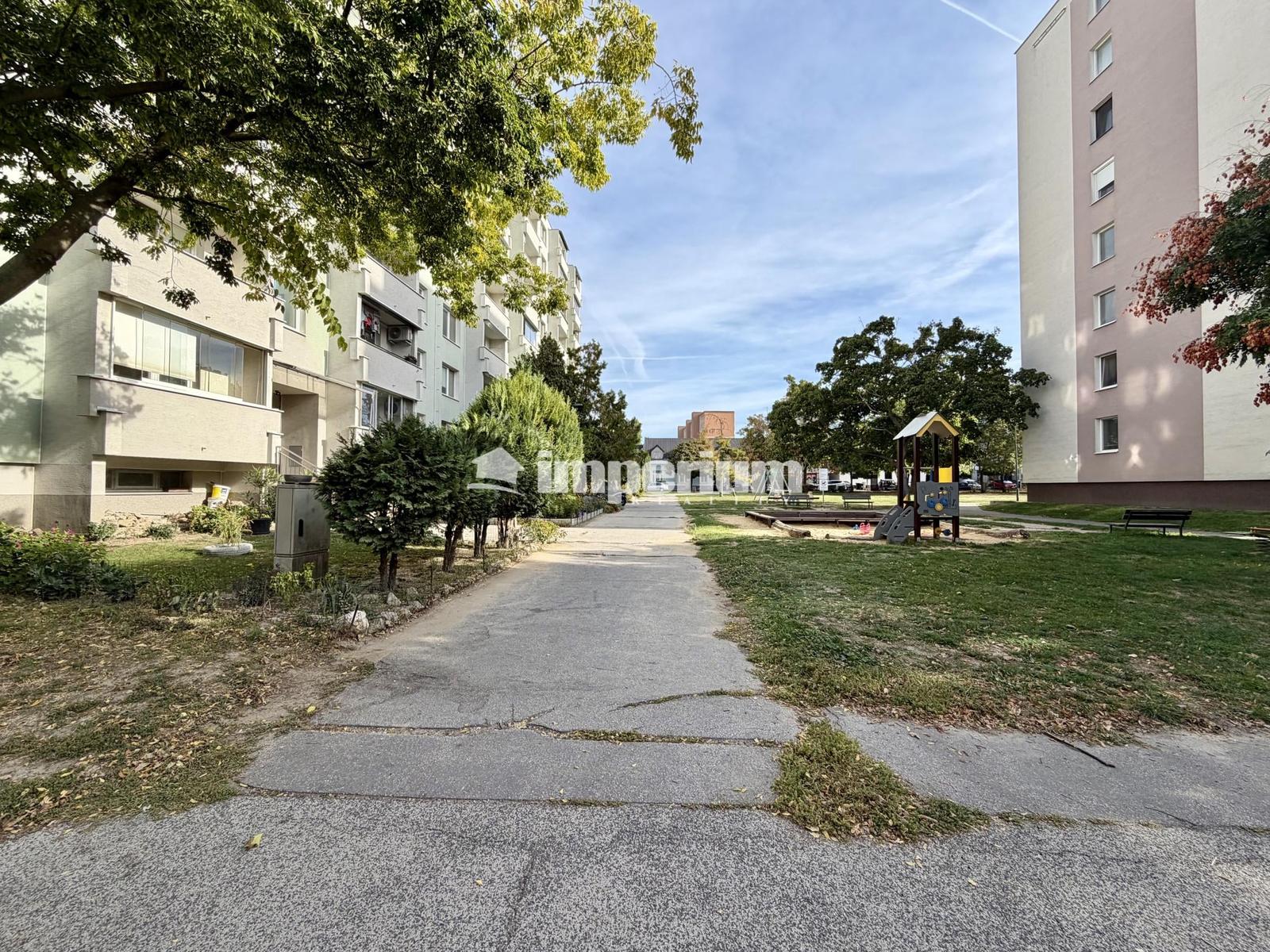 VEĽKOMETRÁŽNY 2-IZBOVÝ BYT V ÚPLNOM CENTRE ŠAMORÍNA | 65,58 m² | ZASKLENÝ BALKÓN