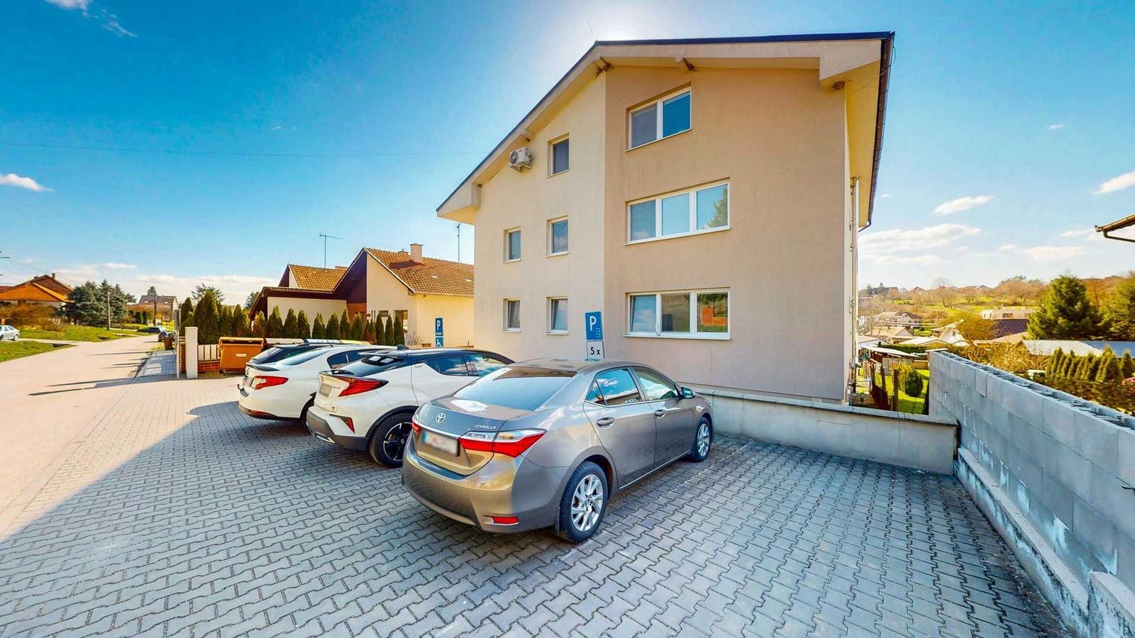 Rekreačná nehnuteľnosť v tesnej blízkosti Duchonky – 4-izbový byt s terasou – fotka 2