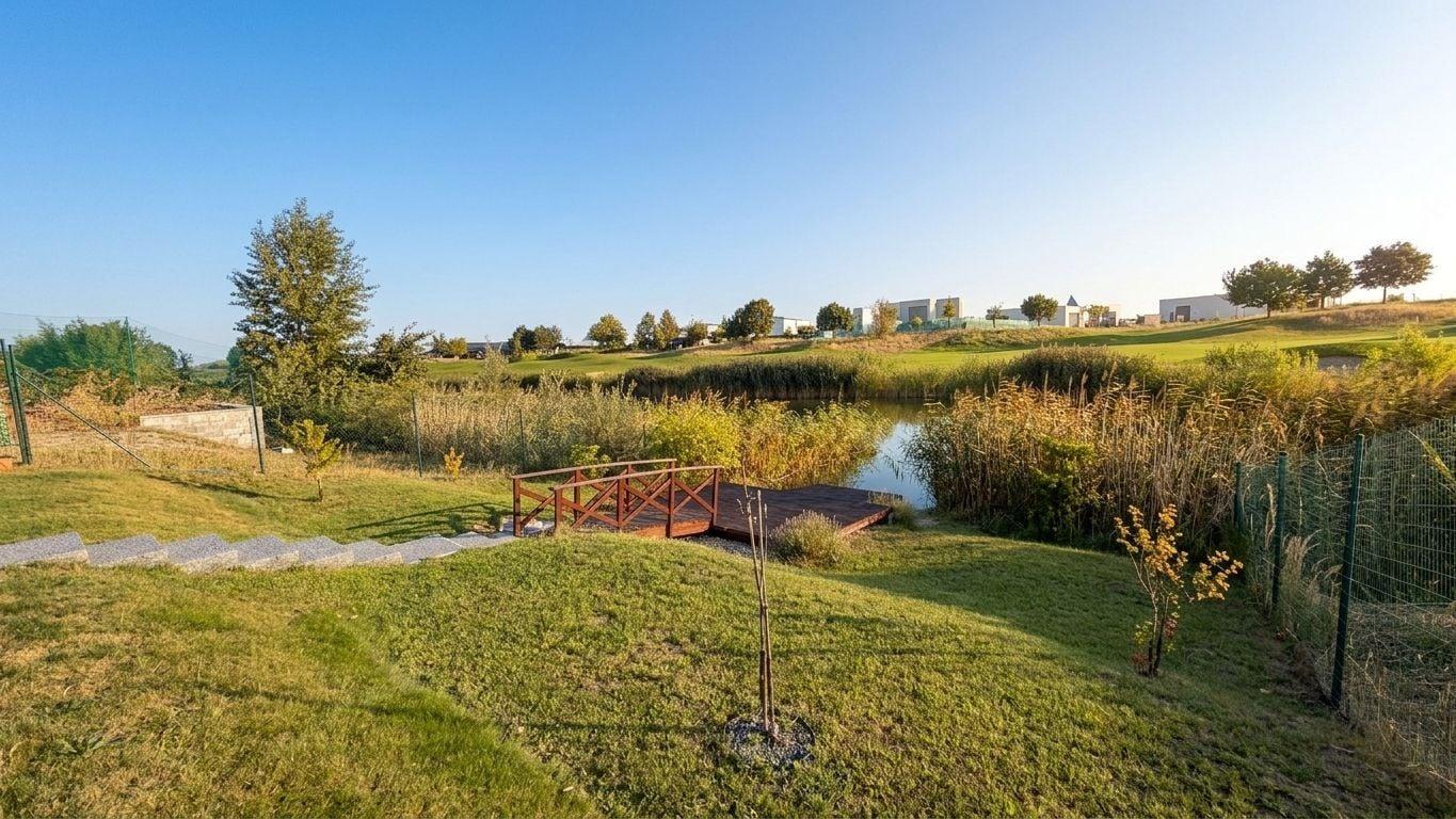 TARGETreal | Bývanie s vlastným vstupom do jazera v súkromnom areáli Green Residence – fotka 2