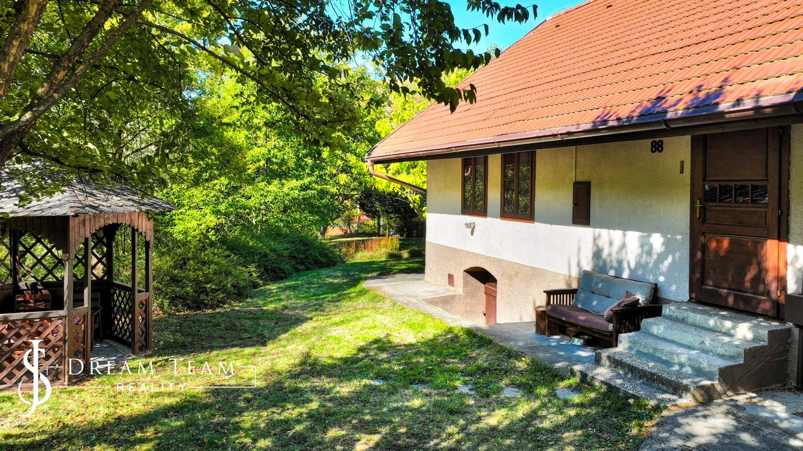 Rekonštruovaná chalupa s pozemkom 1000m2 Hodruša-Hámre