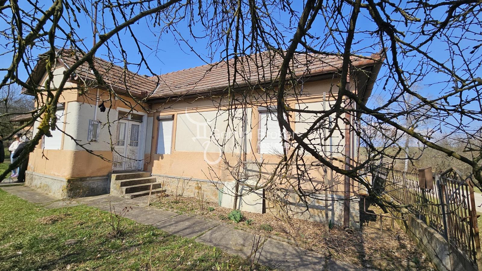 Alsótelekes pekný zachovalý  3 izbový dom