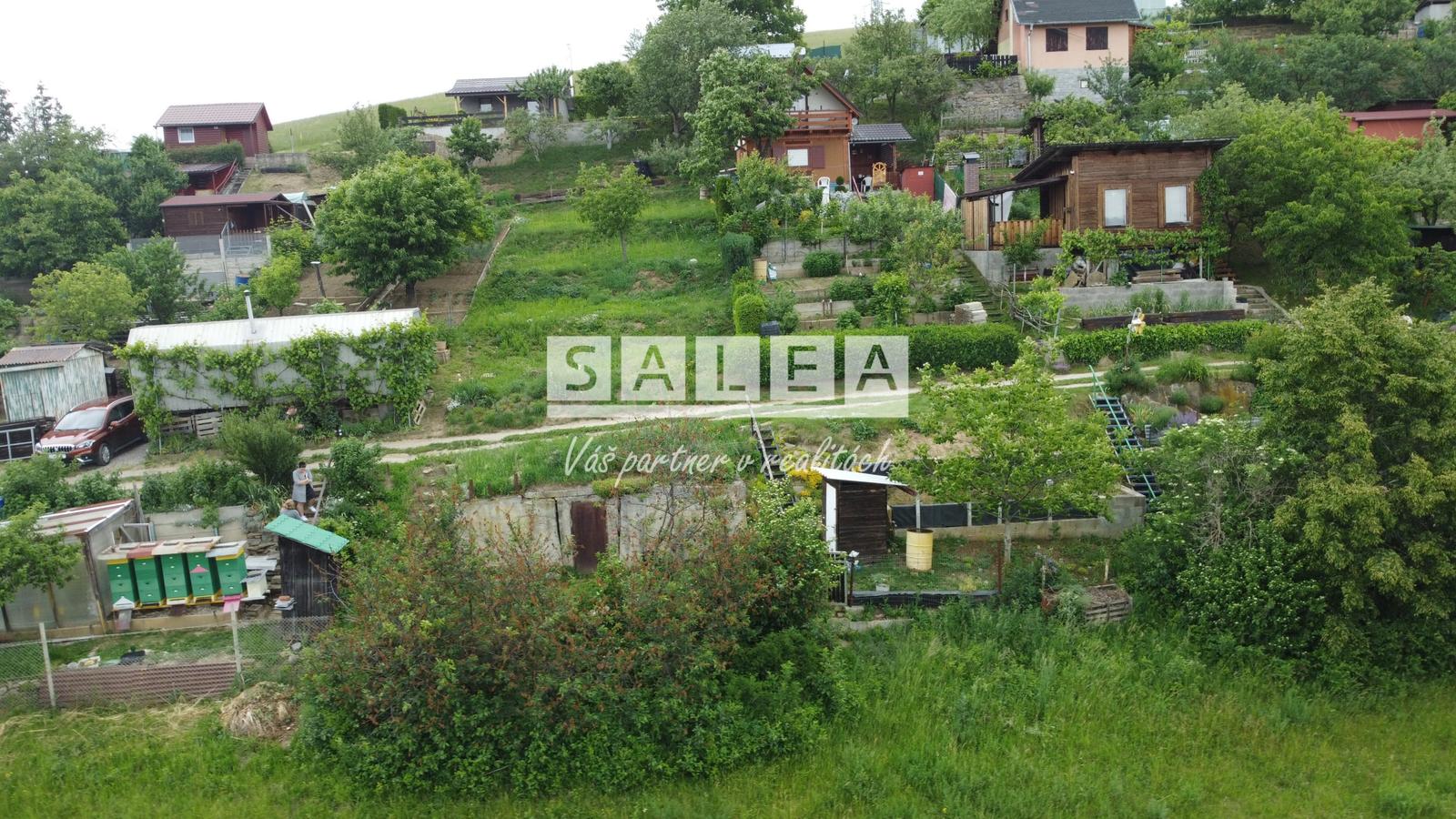 Slnečná záhrada s masívnou pivnicou  a krásnym výhľadom na okolie v Spišskej Novej Vsi