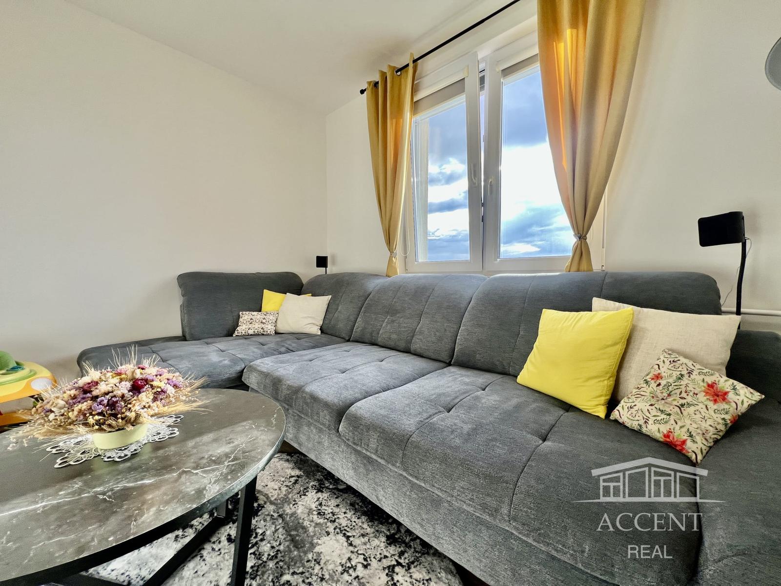 KOMFORTNÝ, KVALITNE ZREKONŠTRUOVANÝ 3-IZBOVÝ BYT S BALKÓNOM (74M2) V CENTRE SENCA