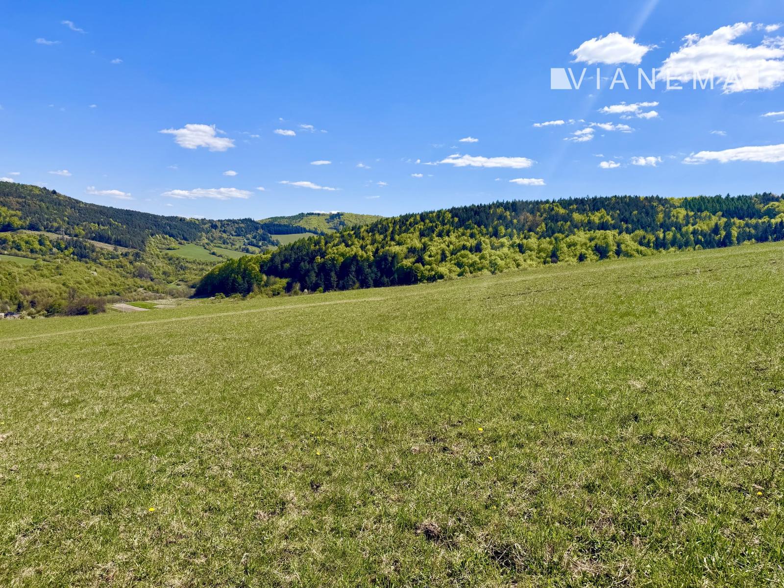 Väčší rekreačný pozemok s výhľadom nad obcou Zubák, o.Púchov