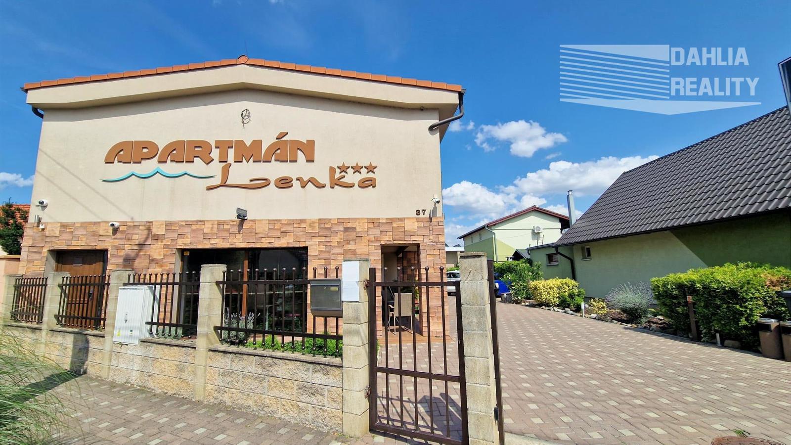 Predaj pri kúpalisku apartmánové domy aj s bazénom, záhradou a parkovaním Veľký Meder – fotka 2