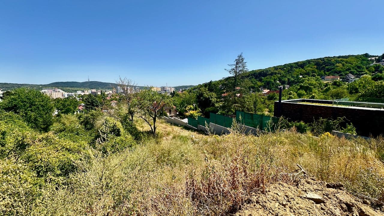 Výnimočný pozemok pre váš rodinný dom | 597 m² – Kajerka, s výhľadom na Kamzík, DÚBRAVKA