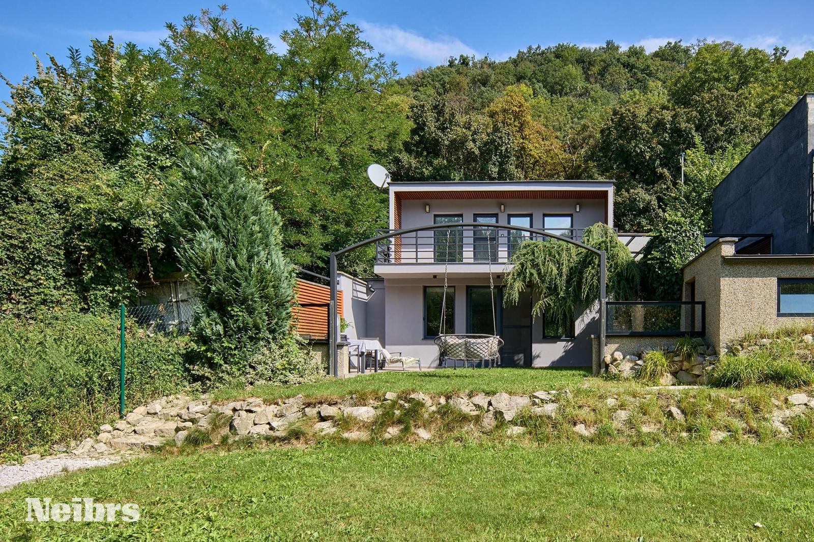 NEIBRS| Exkluzívne na predaj samostatný rodinný dom, 90m2, terasa, logia, 2x parkovanie, Devínska cesta, Bratislava