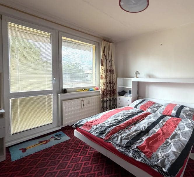 Priestranný 3-izbový byt s balkónom a skvelým potenciálom – Šurany (75,4 m²) – fotka 2