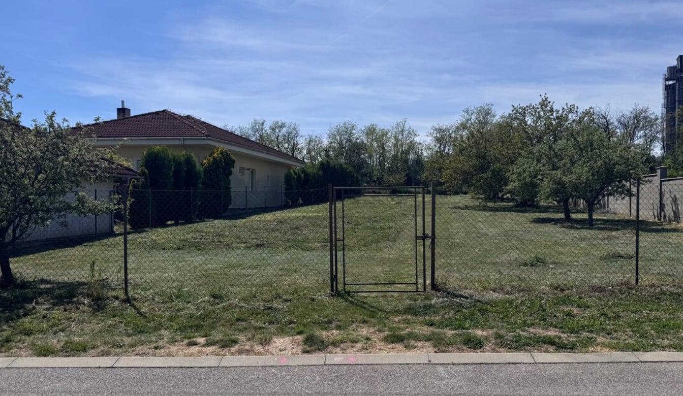 Na predaj veľkorysý stavebný pozemok (1104 m²) – Lužianky – fotka 2
