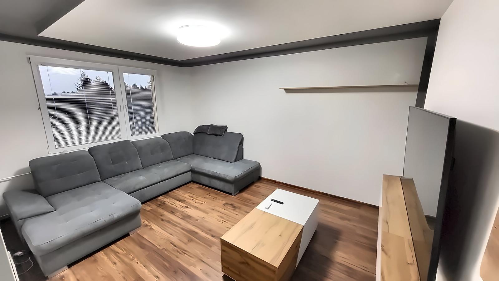 Zrekonštruovaný 2-izbový byt s balkónom, 2 pivnicami, SNV