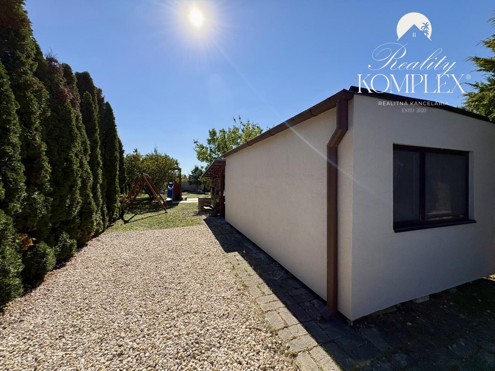 IBA U NÁS !!! Reality KOMPLEX s.r.o. Vám ponúka na PREDAJ víkendový domček s rozlohou 411 m²,neďaleko Váhu a cyklotrasy v Komárne-miesto, kde si oddýchne telo aj duša !!!