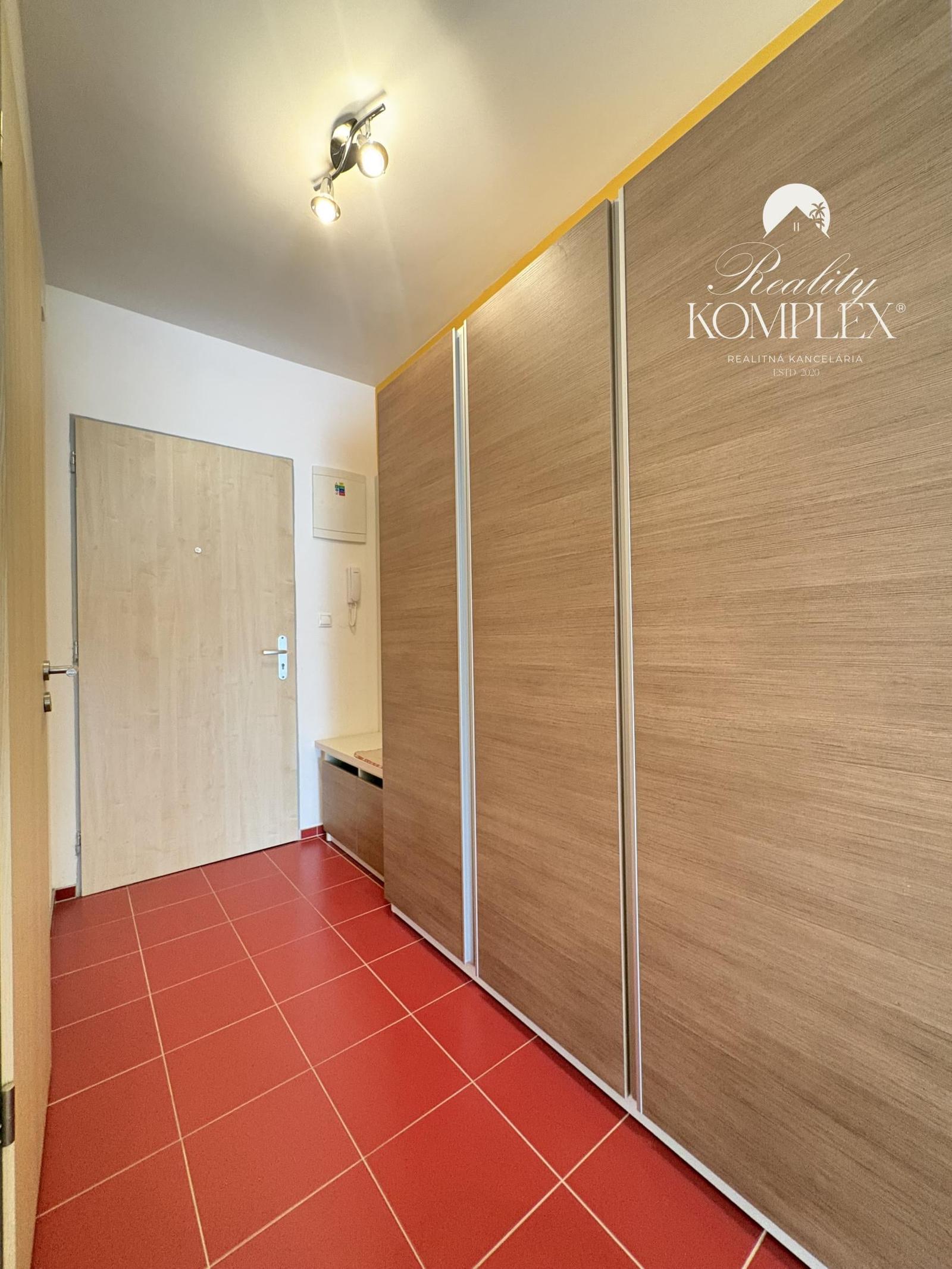Iba u nás!!! Reality KOMPLEX s.r.o.,Vám ponúka na prenájom moderne zrekonštruovaný, zariadení 1-izbový byt v tichej časti Komárna !!!