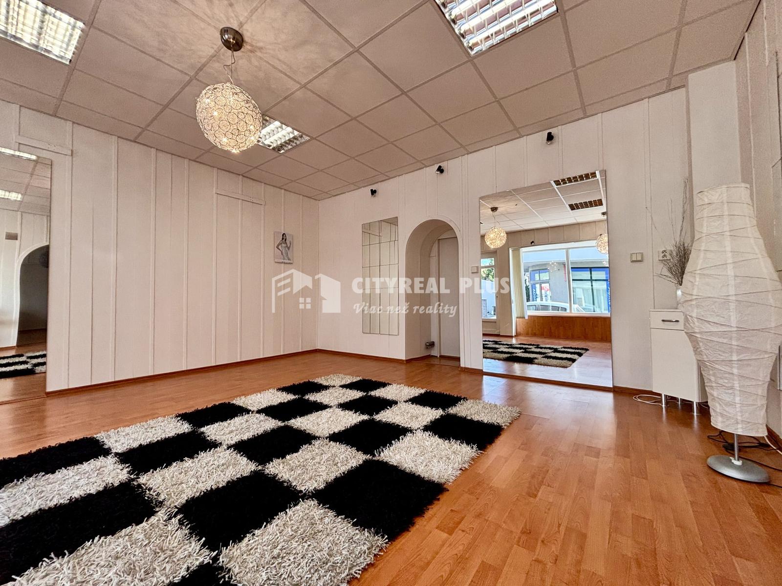Ponúkame Vám na prenájom priestranný, svetlý a vzdušný nebytový priestor o výmere cca 50 m², situovaný priamo v centre mesta Nové Zámky