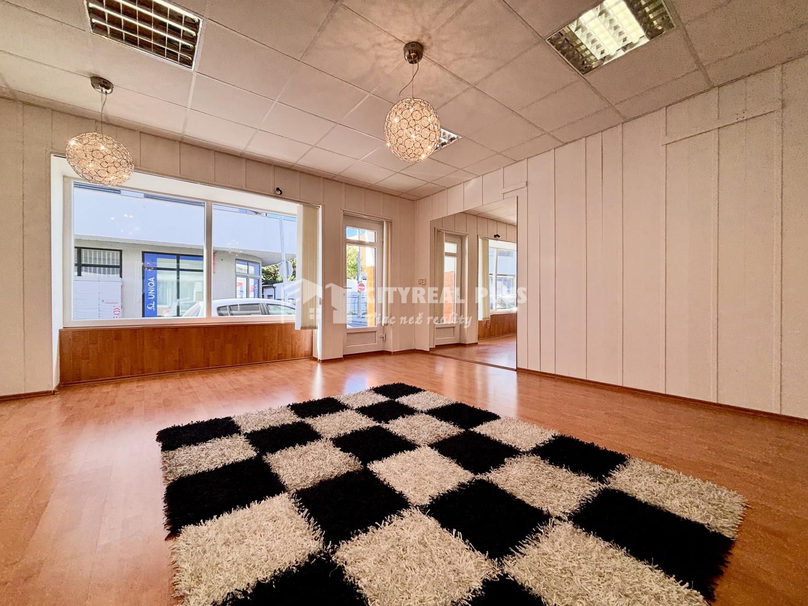 Ponúkame Vám na prenájom priestranný, svetlý a vzdušný nebytový priestor o výmere cca 50 m², situovaný priamo v centre mesta Nové Zámky – fotka 2