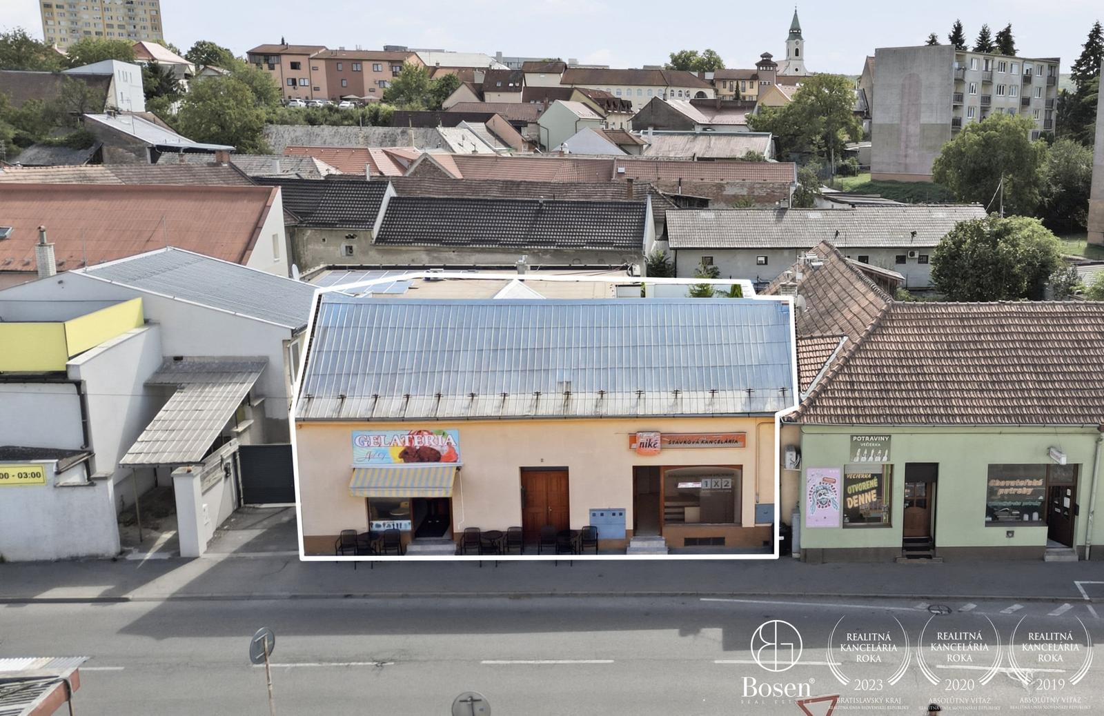 BOSEN | Dom s prenajatými obchodnými priestormi Bánovce nad Bebravou - centrum