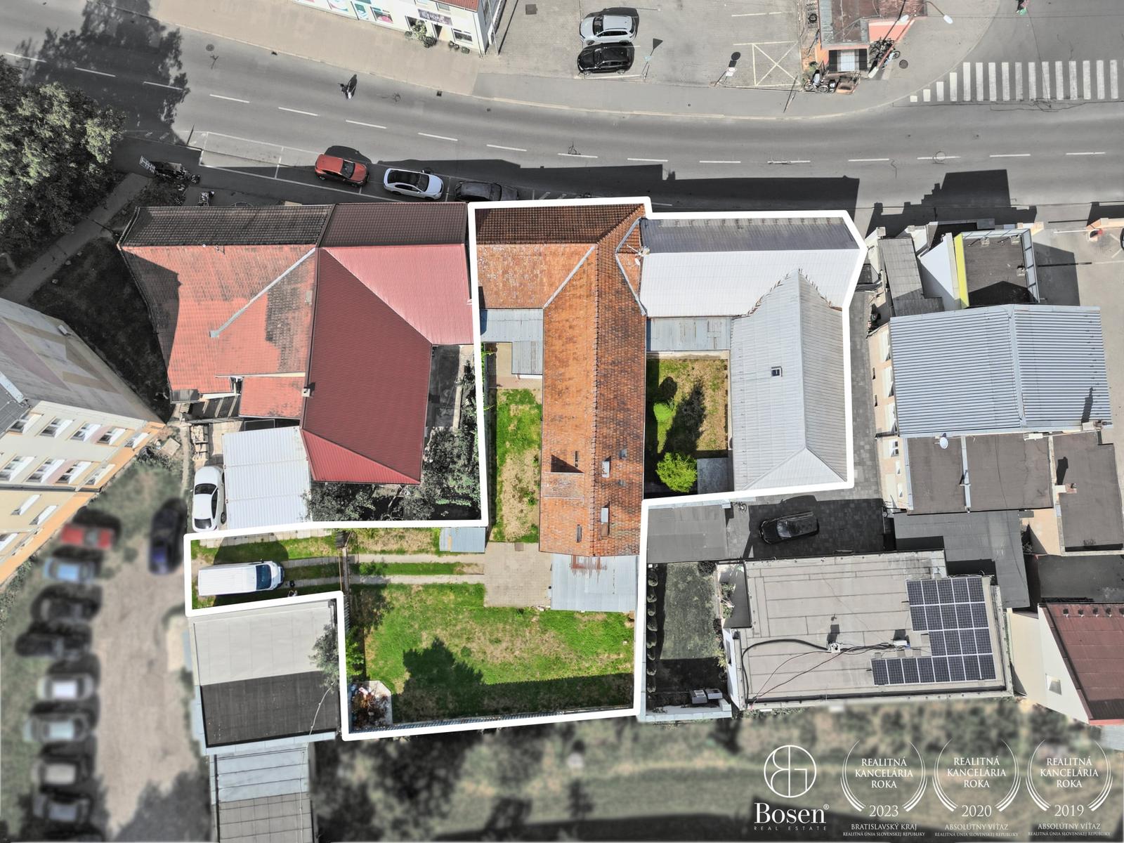 BOSEN | Dva susediace domy s pozemkami 875 m² a výrazným investičným potenciálom