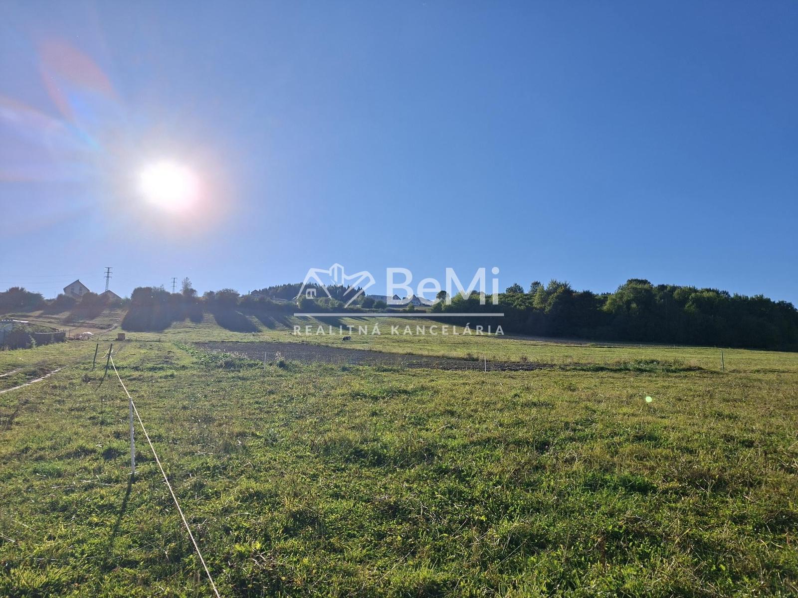 VÁŠ NOVÝ DOMOV v Námestove? Priestranný pozemok s výmerou 793,32 m²
