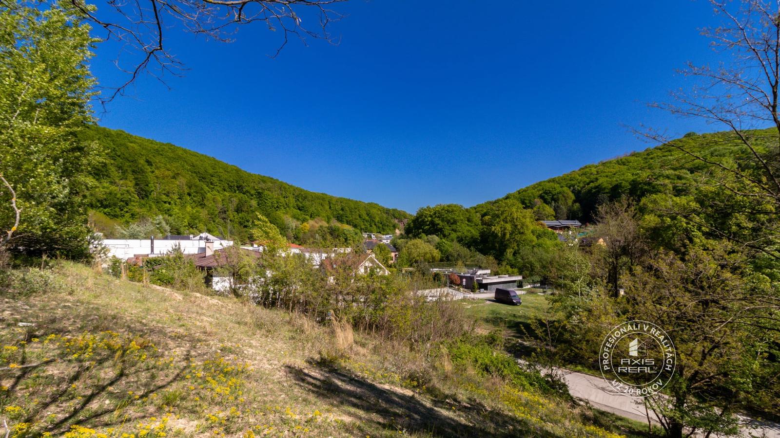 AXIS REAL | Pekný stavebný pozemok (859 m2) v Marianke – fotka 2