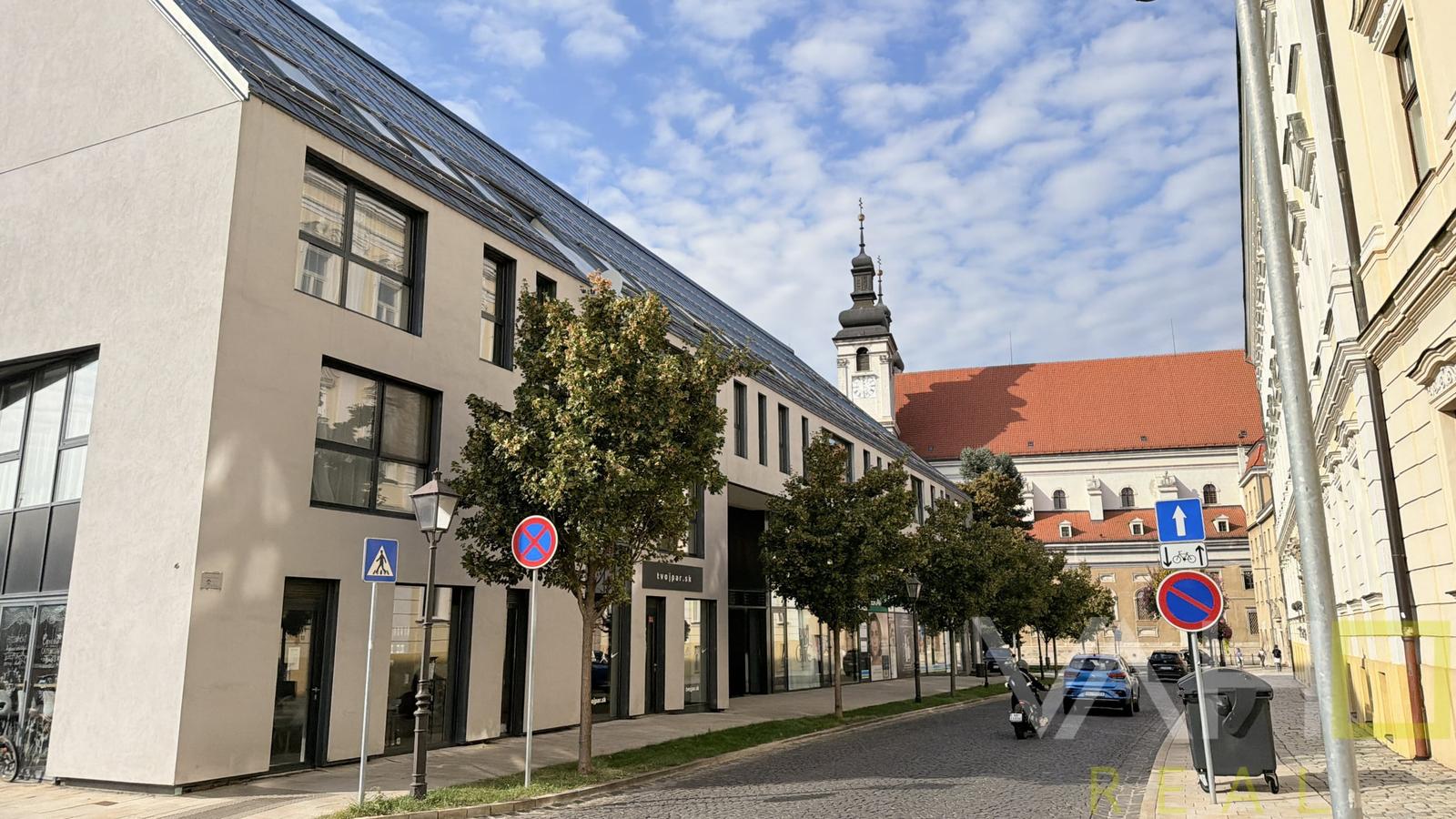 NA PREDAJ ! Parkovacie státie, centrum Trnavy