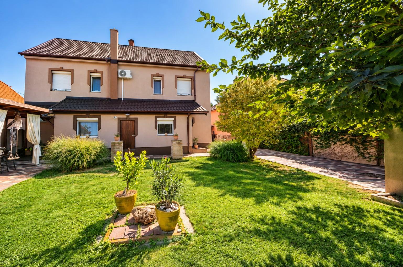 Predaj dvojgeneračný rodinný dom, garáž, bazén, pozemok 896 m2, Hegyeshalom – fotka 2
