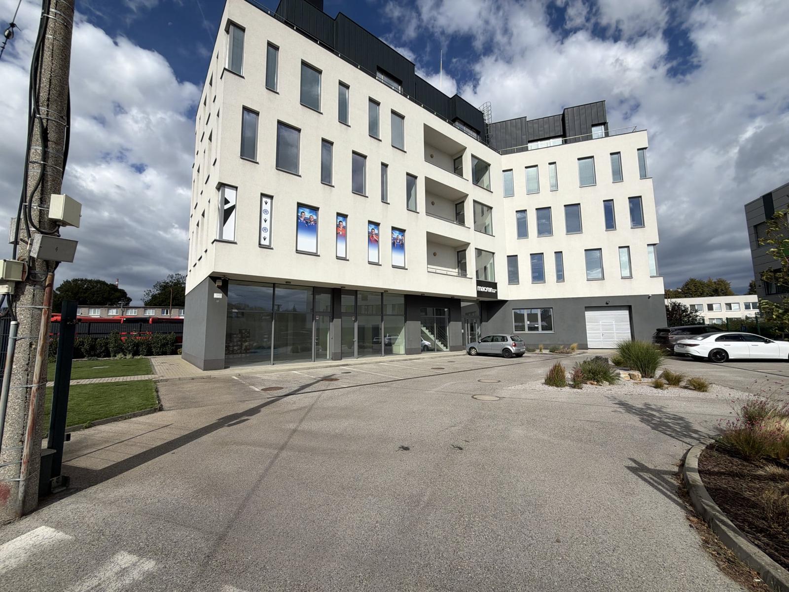 Prenájom moderného obchodného priestoru 98 m² pri Rožňavskej ulici – Bratislava, Nové Mesto – fotka 2