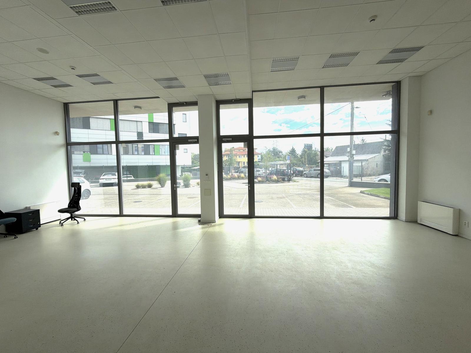 Prenájom moderného obchodného priestoru 98 m² pri Rožňavskej ulici – Bratislava, Nové Mesto
