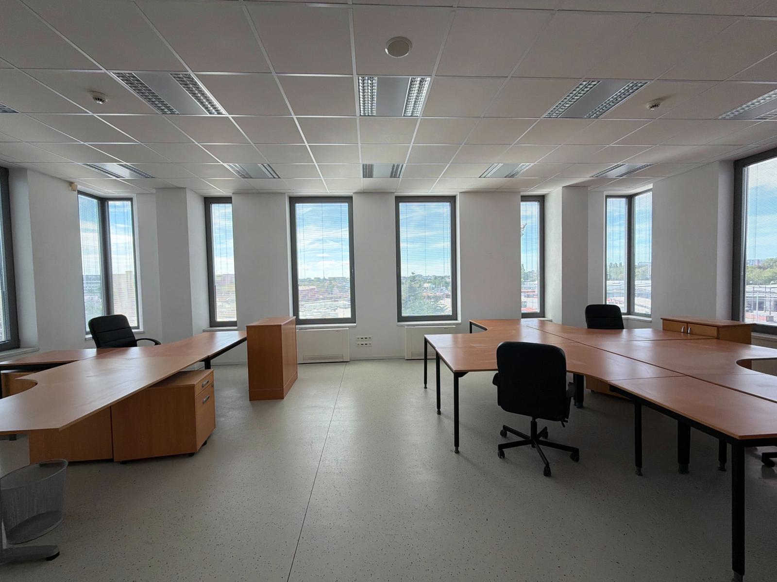 Prenájom samostatného kancelárskeho traktu 330 m² v skvelej lokalite pri Rožňavskej ulici – Bratislava, Nové Mesto – fotka 2