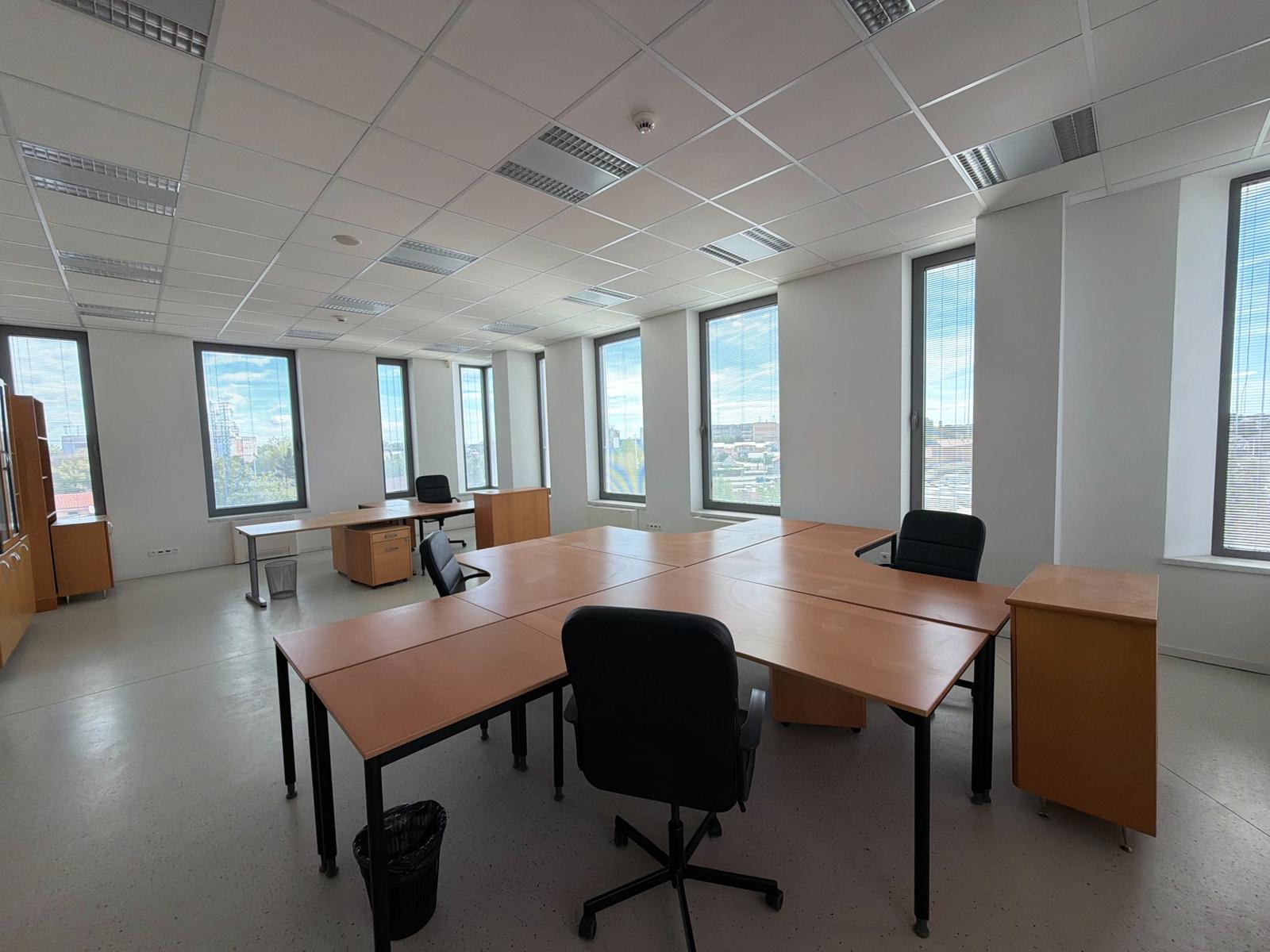 Prenájom samostatného kancelárskeho traktu 330 m² v skvelej lokalite pri Rožňavskej ulici – Bratislava, Nové Mesto