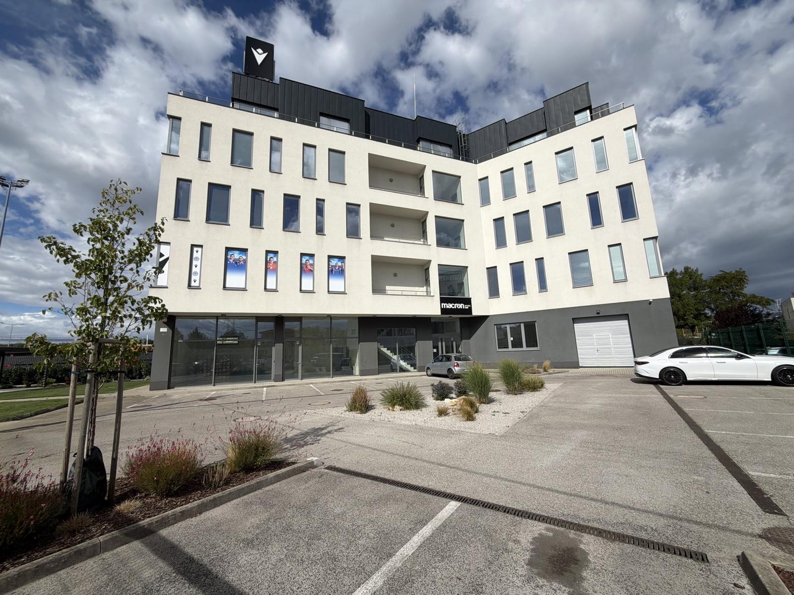 Prenájom samostatného kancelárskeho traktu 274 m² v skvelej lokalite pri Rožňavskej ulici – Bratislava, Nové Mesto
