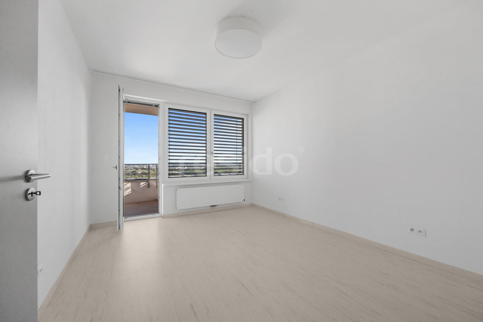 Slnečný 2-izbový byt s terasou, panoramatickým výhľadom na mesto a vlastným parkovaním