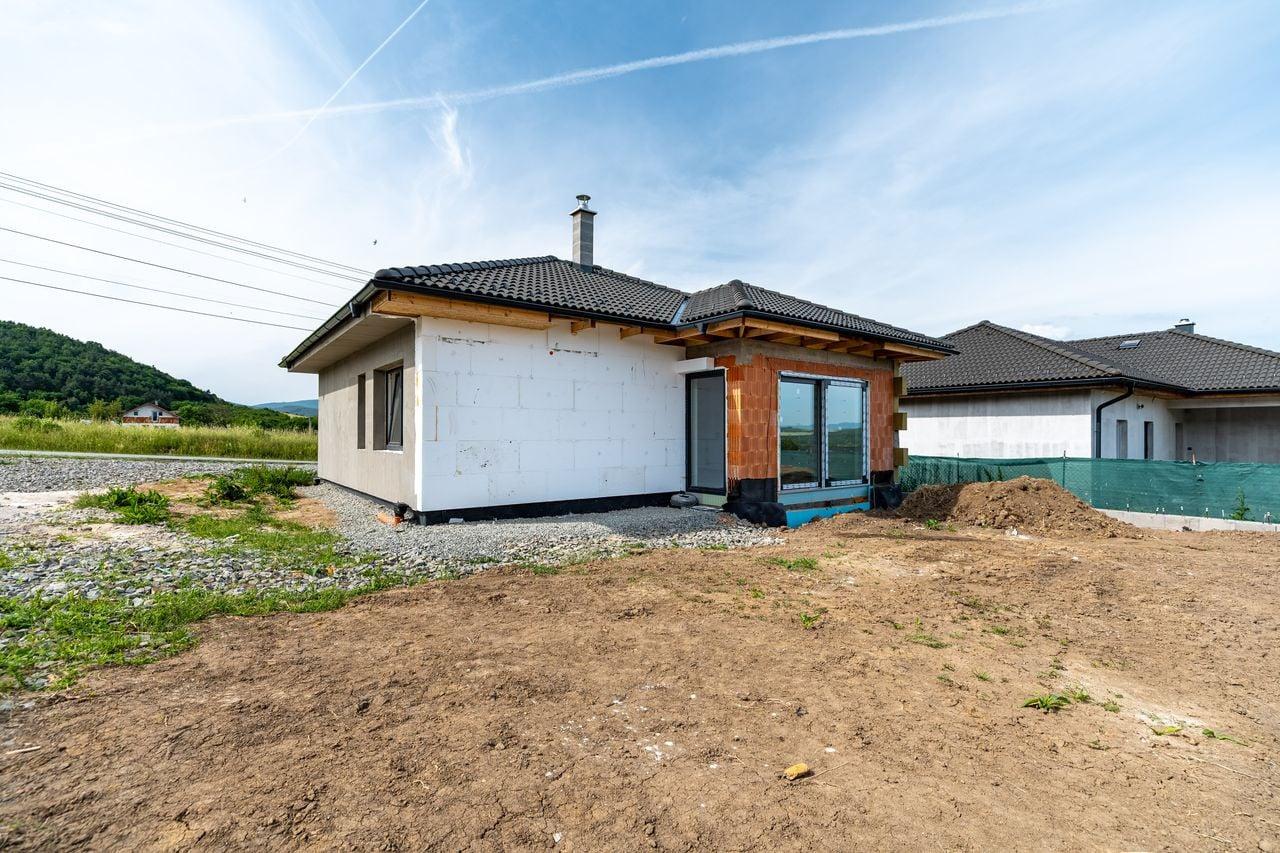 Rozostavaná novostavba 3-izbového rodinného domu – Ďurkov – fotka 2