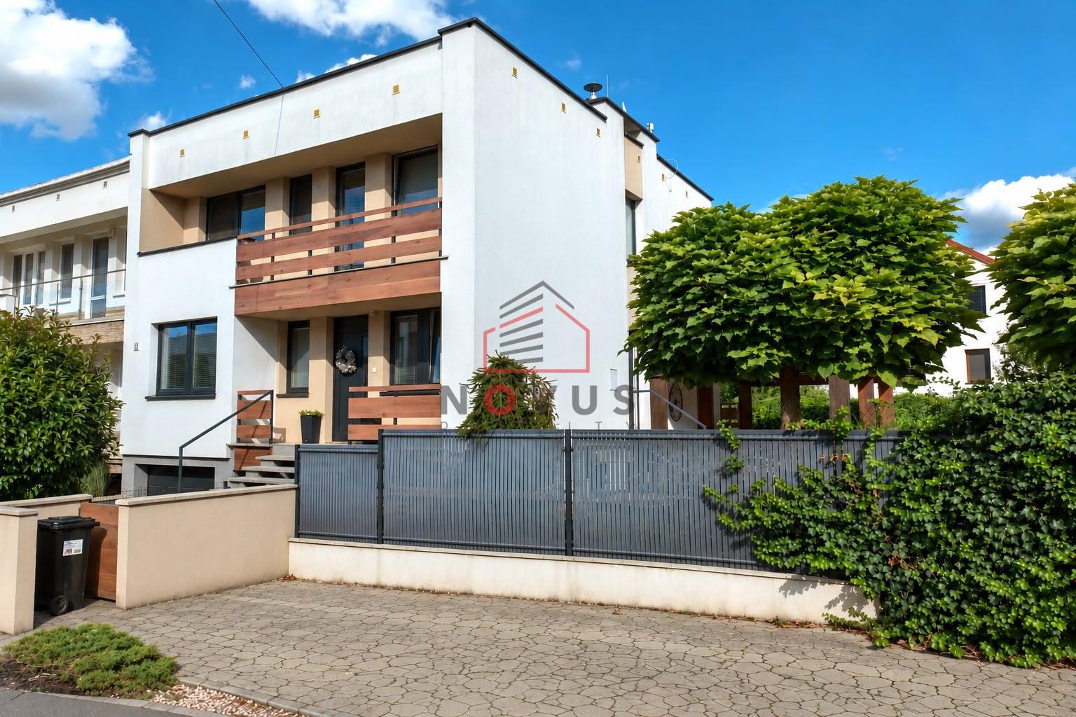 Na predaj moderný rodinný dom s bazénom, Nová Dubnica – Miklovky – fotka 2