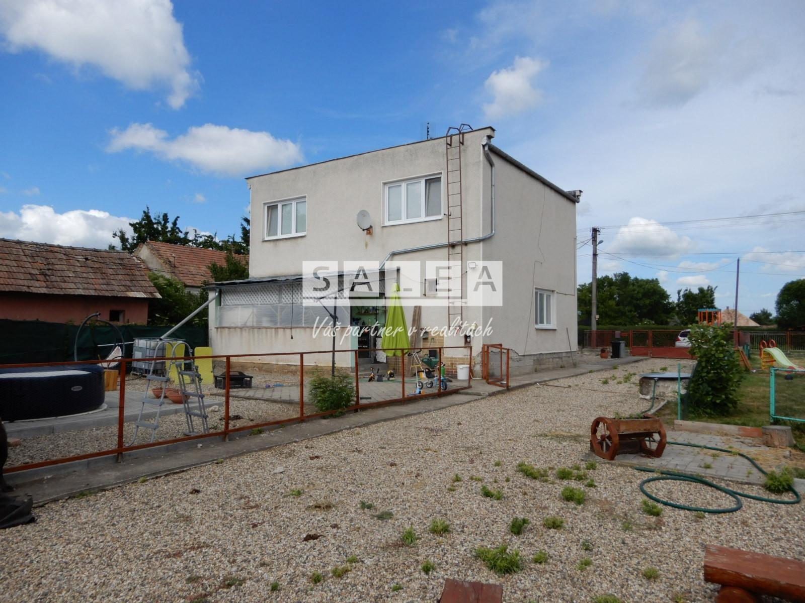 Rodinný dom,140 m2,garáž,letná kuchyňa,Hronovce, okr. Levice