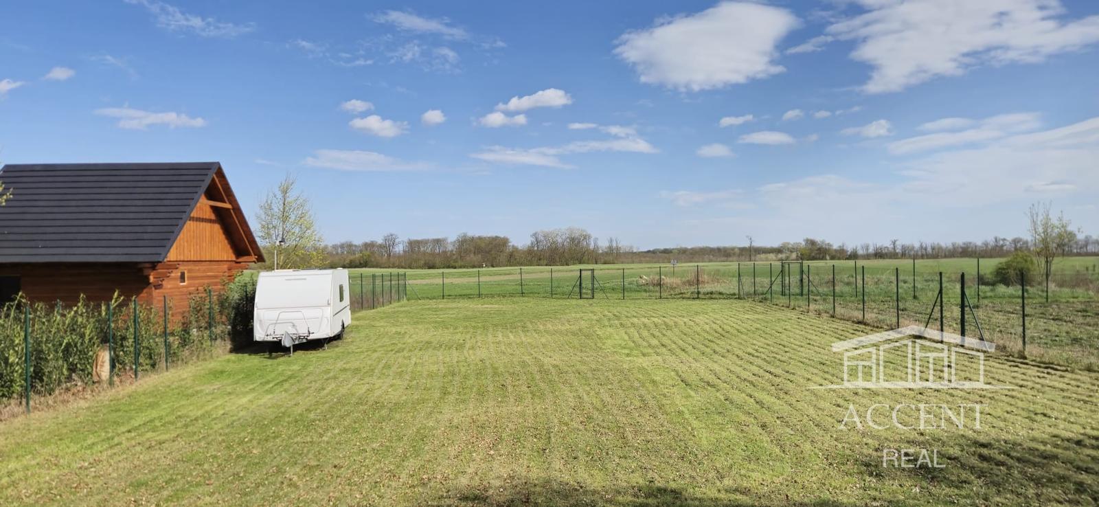 PEKNÝ OPLOTENÝ SLNEČNÝ POZEMOK (500M2) V ČUNOVE