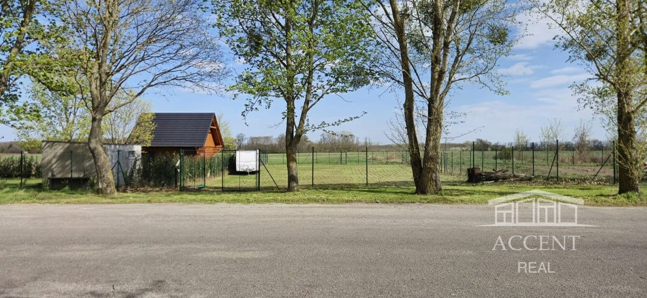 PEKNÝ OPLOTENÝ SLNEČNÝ POZEMOK (500M2) V ČUNOVE – fotka 2