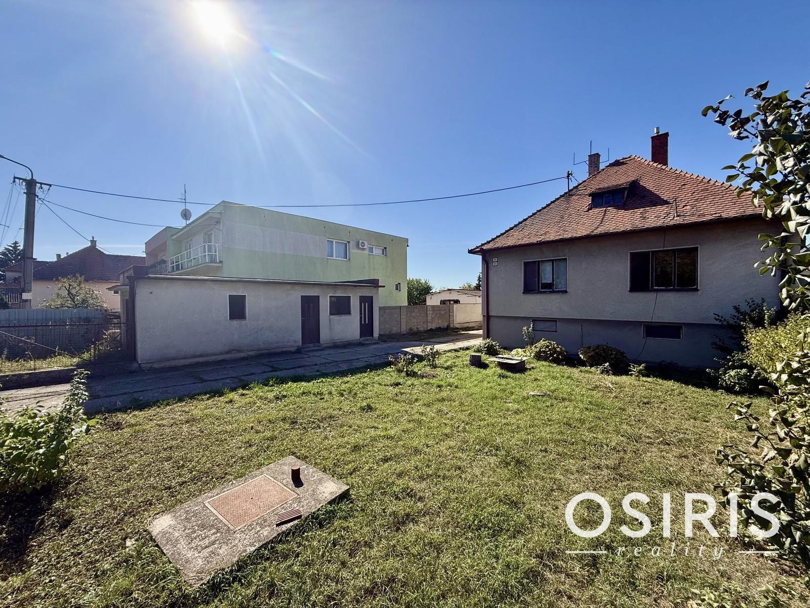 INVESTIČNÁ PRÍLEŽITOSŤ: 2 411 m² POZEMOK S RD A S MOŽNOSŤOU VÝSTAVBY 3 DVOJDOMOV