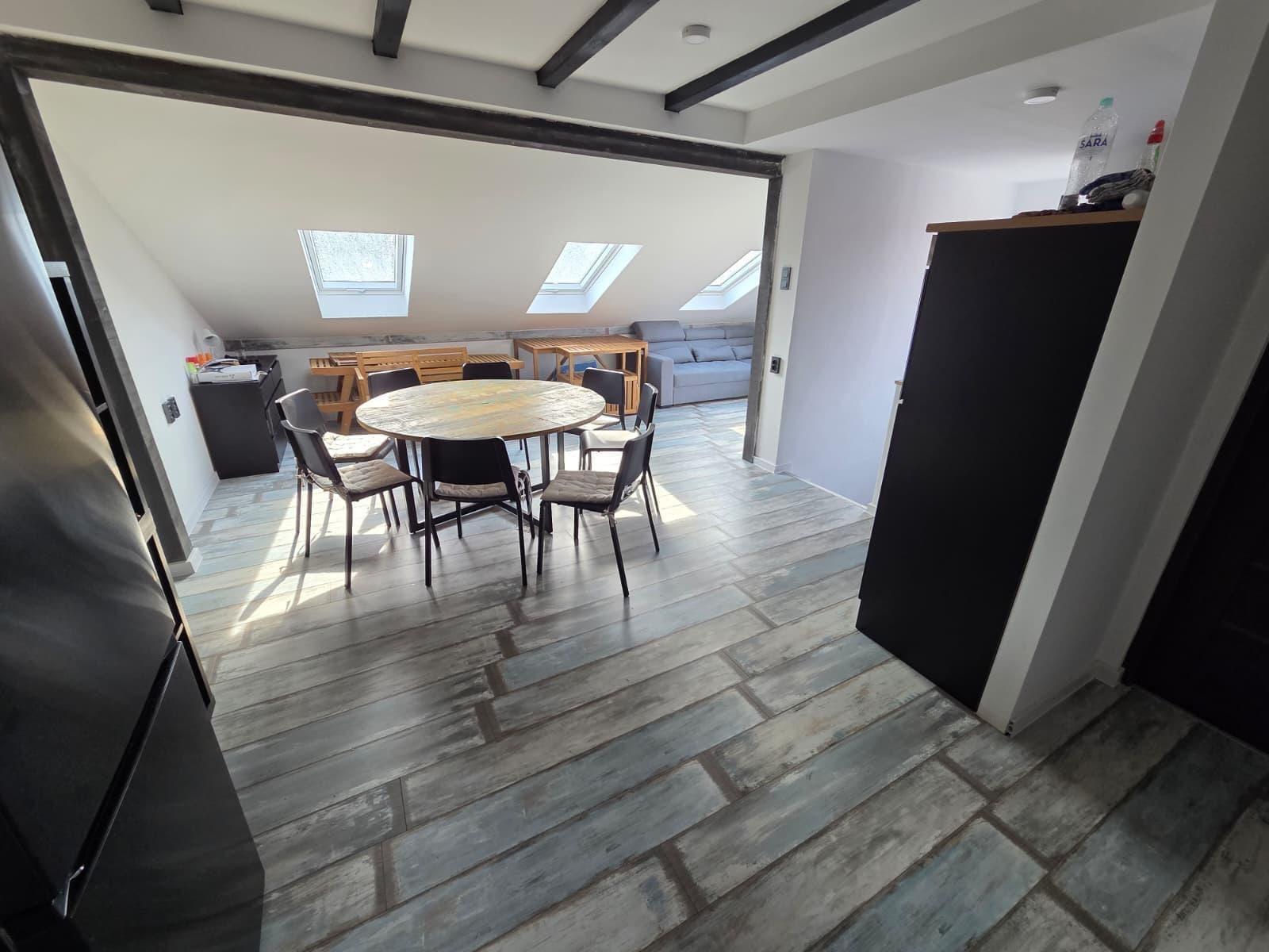 Chorvátsko, veľký podkrovný apartmán 250 m od mora.