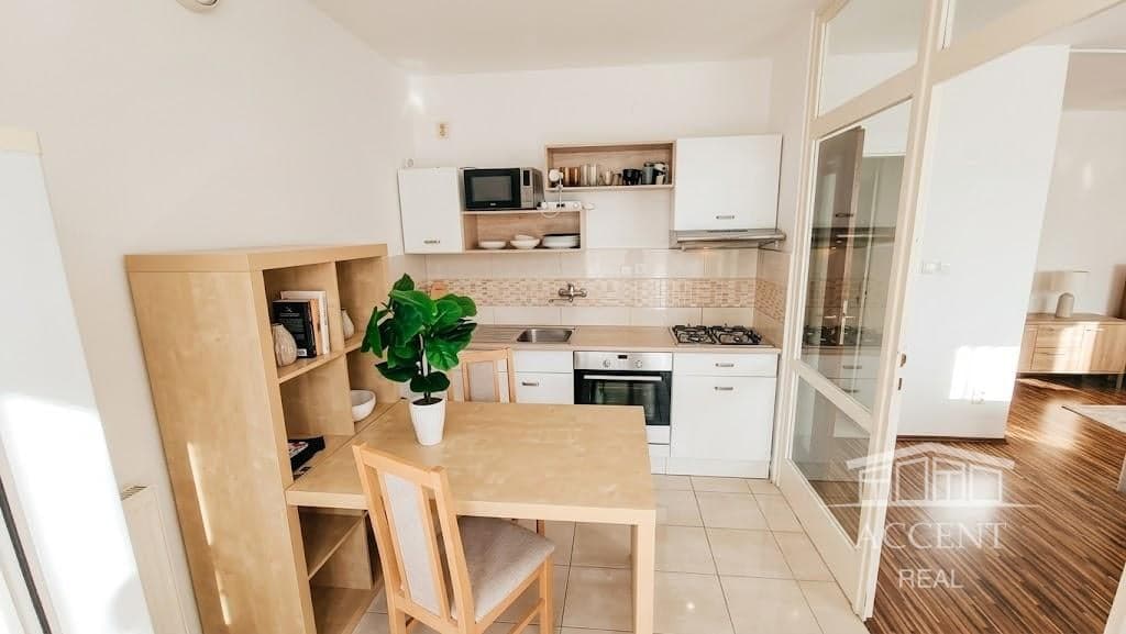 ACCENT REAL / PRENÁJOM ÚTULNÉHO 1 IZBOVÉHO BYTU S BALKÓNOM V RAČI – fotka 2