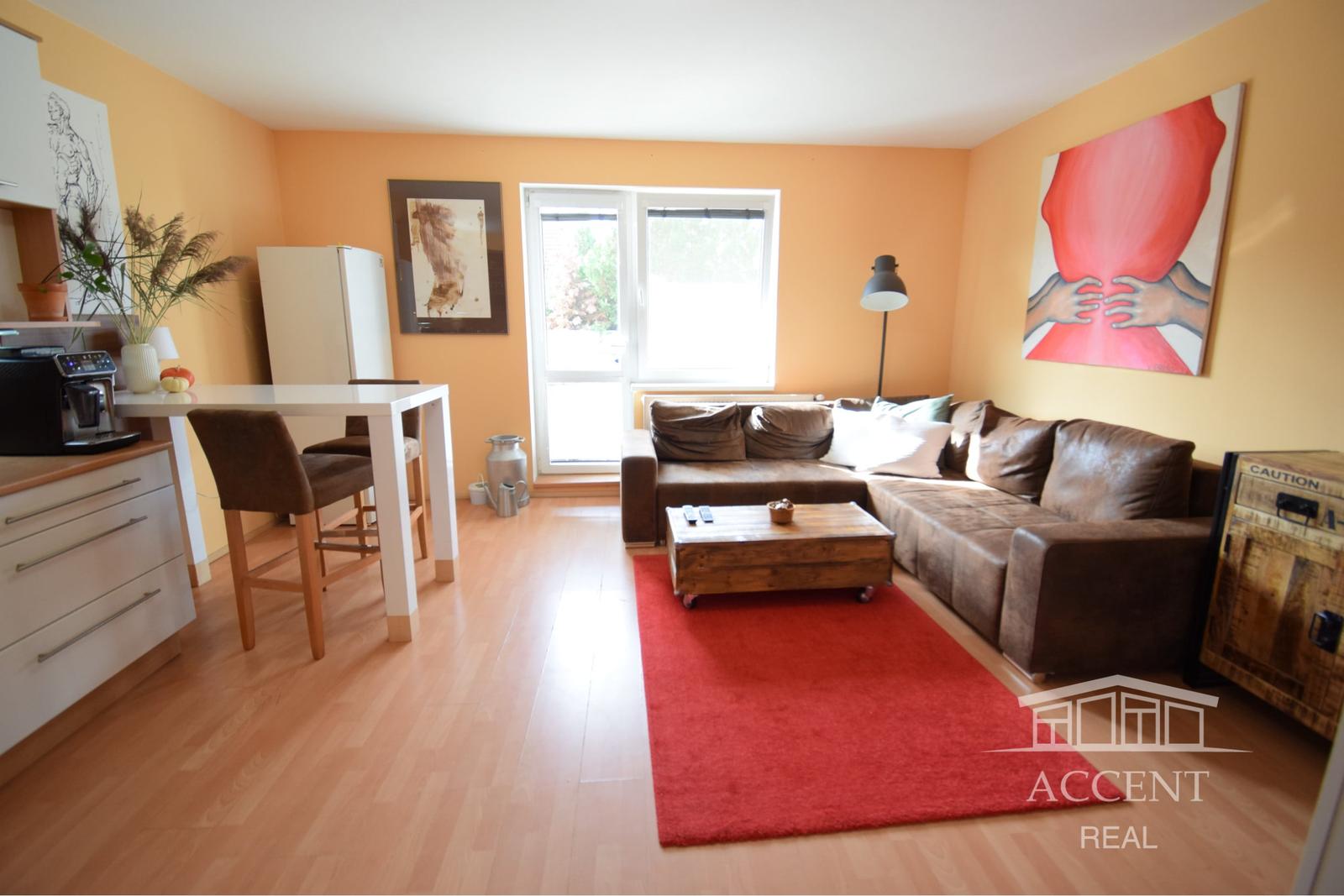 ACCENT REAL / PEKNÝ, KOMPLETNE ZARIADENÝ 1-IZBOVÝ BYT 45M2 S PARKOVACÍM MIESTOM – fotka 2