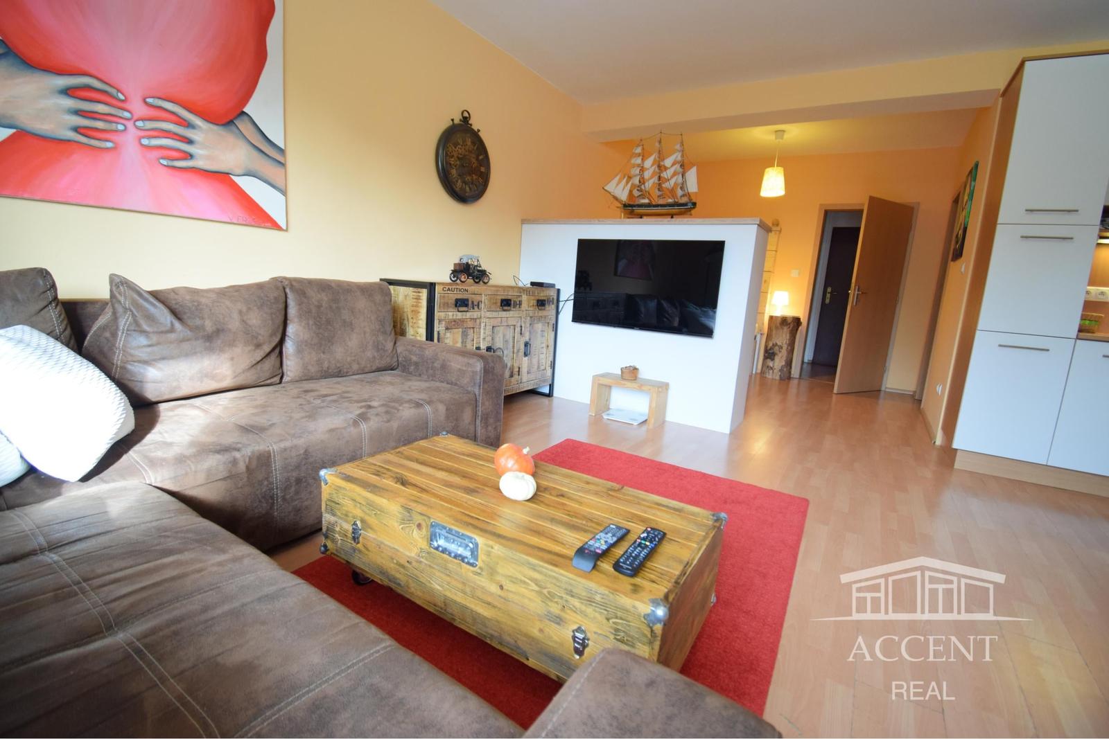 ACCENT REAL / PEKNÝ, KOMPLETNE ZARIADENÝ 1-IZBOVÝ BYT 45M2 S PARKOVACÍM MIESTOM
