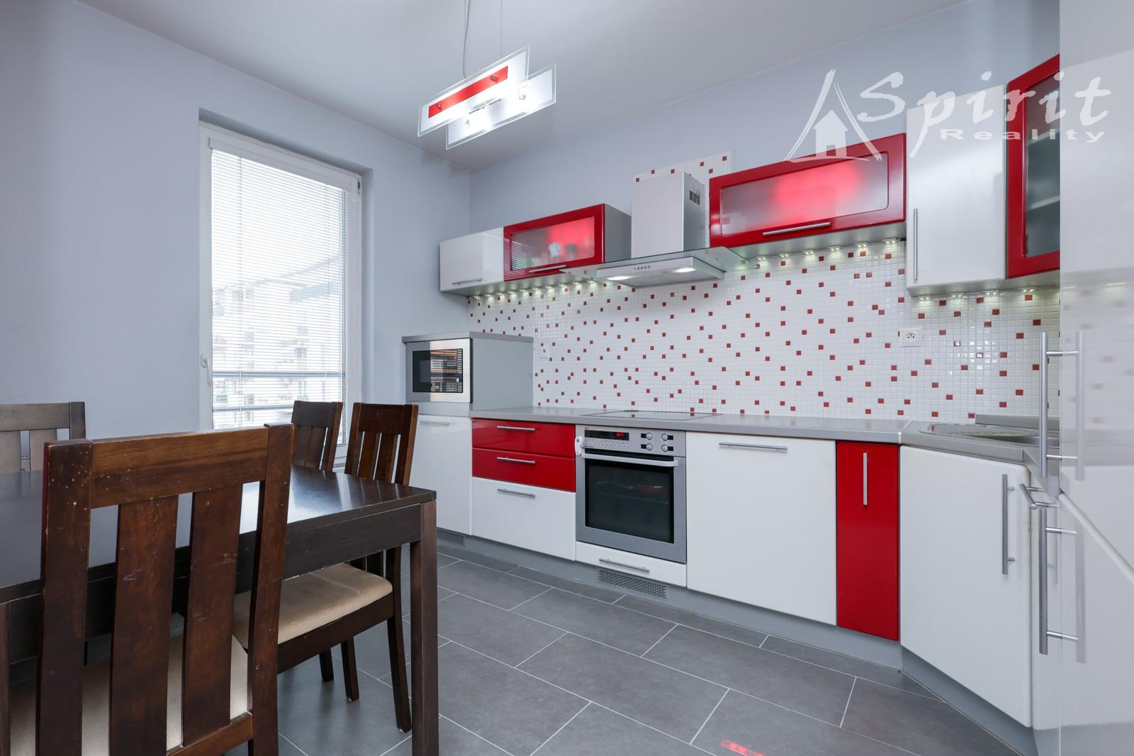 3-izbový byt 85 m² s balkónom, klimatizáciou, pivnicou a vlastným parkovacím miestom – Pezinská, Senec – fotka 2