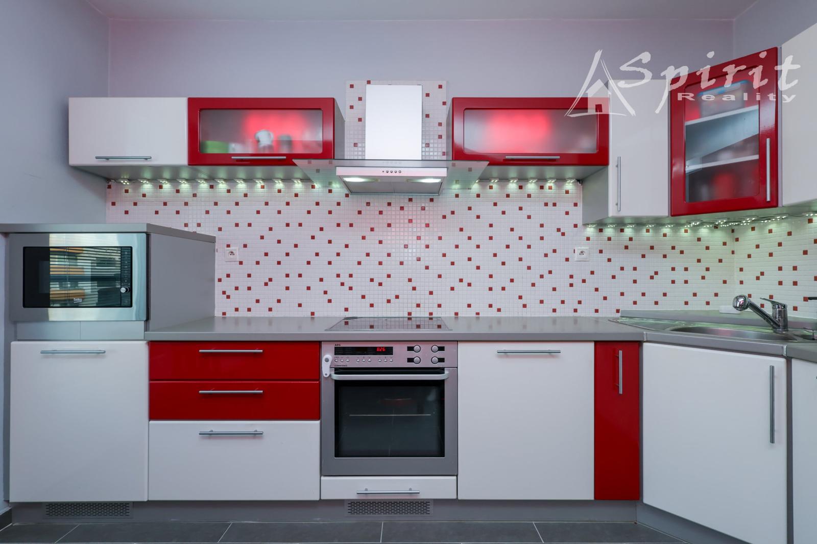 3-izbový byt 85 m² s balkónom, klimatizáciou, pivnicou a vlastným parkovacím miestom – Pezinská, Senec