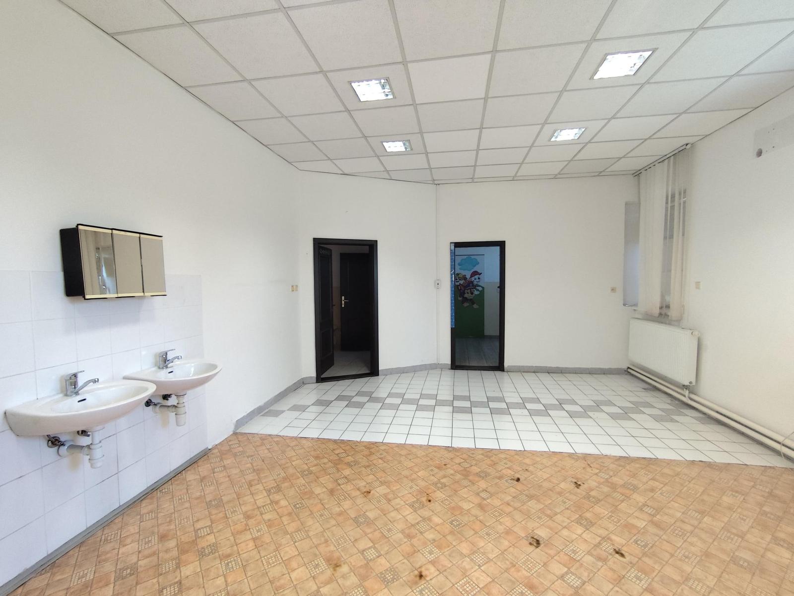 Prenájom Želiezovce centrum- Priestor vhodný na ambulanciu, beauty služby, kancelárie