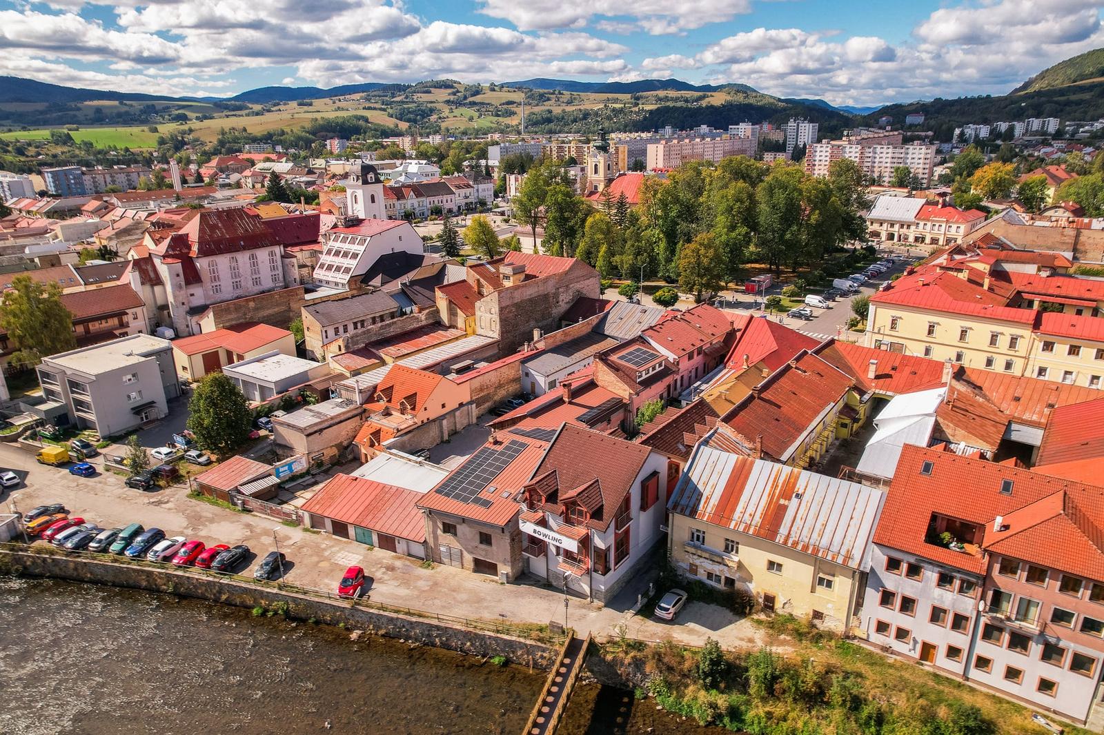 Polyfunkčný objekt s herňou, bowlingom a budúcim ubytovaním – fotka 2
