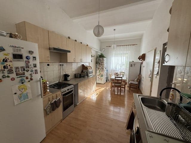 Veľký 4 izb. byt, vysoké stropy, tehlový dom, parkovanie