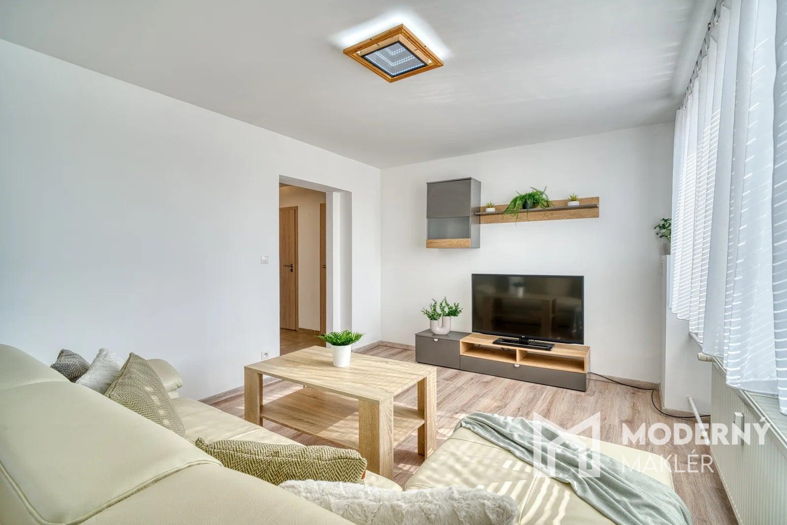Na predaj zrekonštruovaný 2-izbový byt s balkónom a pivnicou - VEĽKÉ LEVÁRE – fotka 2