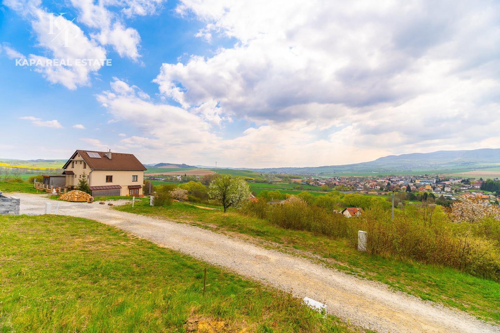 Slnečný pozemok s výhľadom na Kapušiansky hrad – ideálny na chatu či záhradný domček