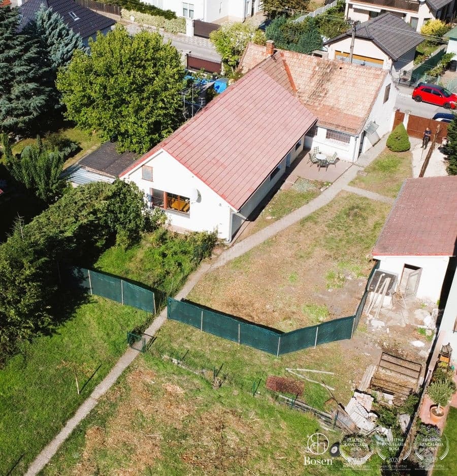 RODINNÝ DOM S DVOMA SAMOSTATNÝMI ČASŤAMI – BÝVANIE HNEĎ A PROJEKT DO BUDÚCNOSTI | VEĽKÝ BIEL